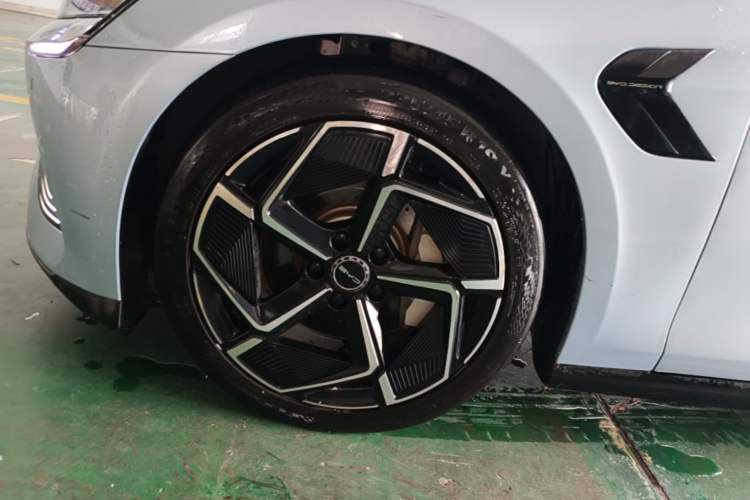 Used BYD Seal 2022 700 km Long-Range Rear-Wheel-Drive Version Left Front Wheel Hub