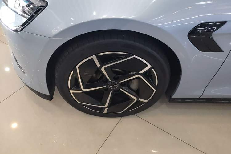Used BYD Seal 2022 700 km Long-Range Rear-Wheel-Drive Version Left Front Wheel Hub