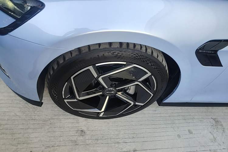 Used BYD Seal 2022 700 km Long-Range Rear-Wheel-Drive Version Left Front Wheel Hub