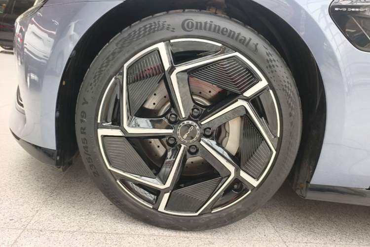 Used BYD Seal 2022 700 km Long-Range Rear-Wheel-Drive Version Left Front Wheel Hub