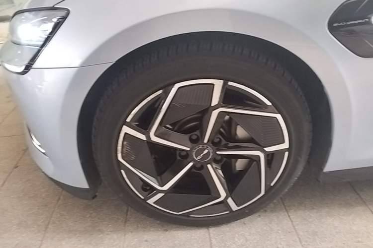 Used BYD Seal 2022 700 km Long-Range Rear-Wheel-Drive Version Left Front Wheel Hub