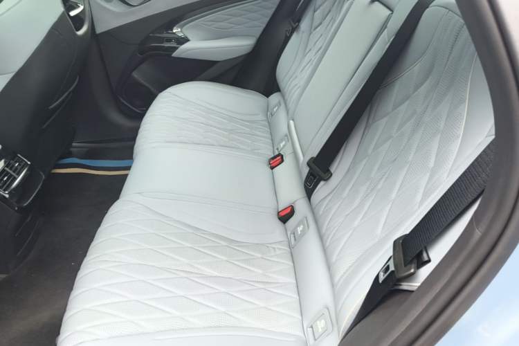 Used BYD Seal 2022 550 km Standard Range Rear-Wheel Drive Prestige Version Left Rear Seat