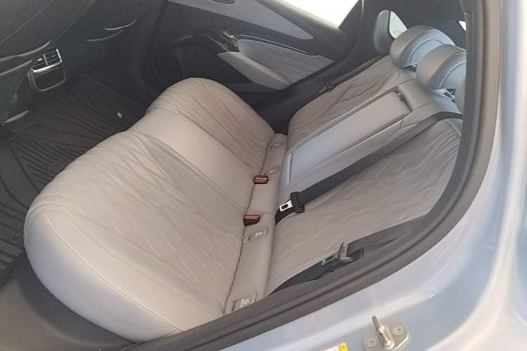 Used BYD Seal 2022 550 km Standard Range Rear-Wheel Drive Prestige Version Left Rear Seat