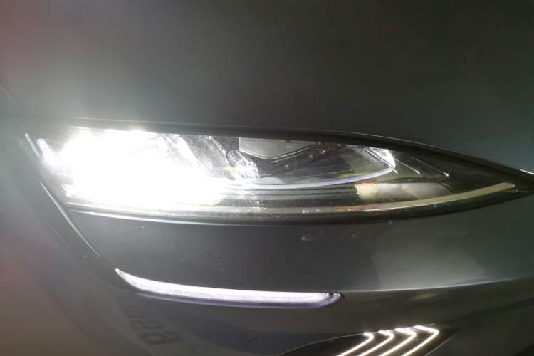 Used BYD Seal 2022 550 km Standard Range Rear-Wheel Drive Elite Version Right Front Headlight