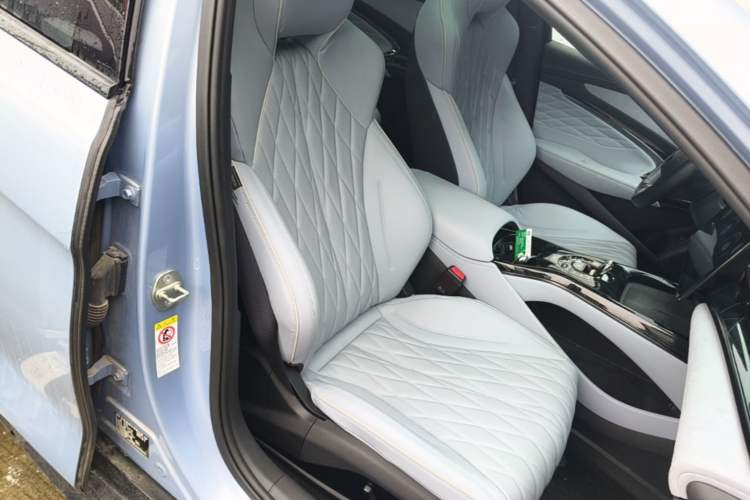Used BYD Seal 2022 550 km Standard Range Rear-Wheel Drive Prestige Version Right Front Seat