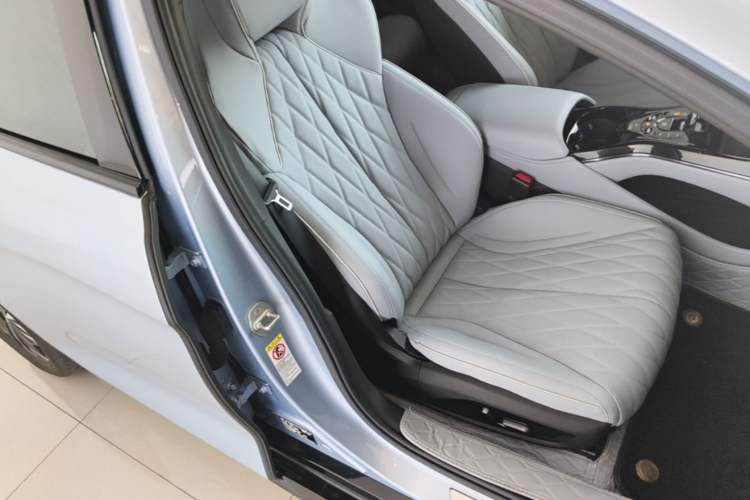 Used BYD Seal 2022 550 km Standard Range Rear-Wheel Drive Prestige Version Right Front Seat