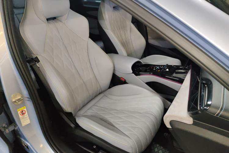 Used BYD Seal 2022 550 km Standard Range Rear-Wheel Drive Prestige Version Right Front Seat