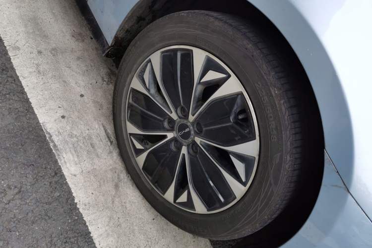 Used BYD Seal 2022 550 km Standard Range Rear-Wheel Drive Prestige Version Right Front Wheel Hub