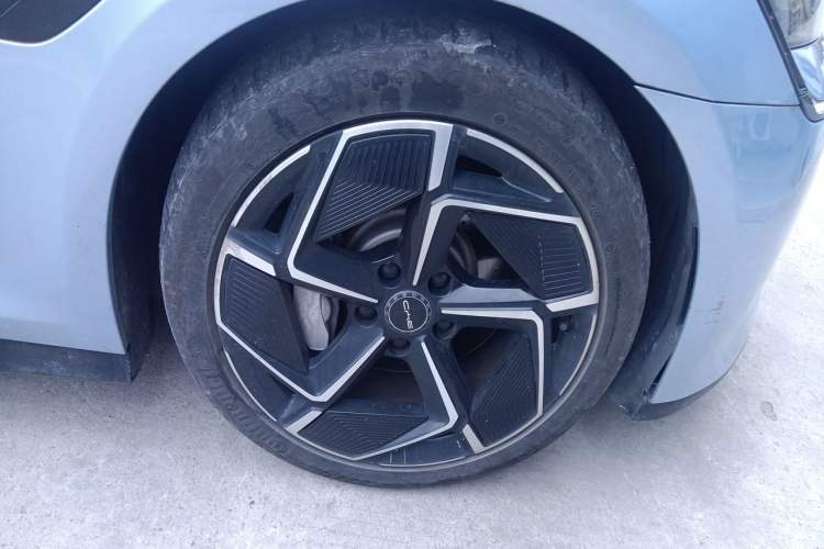 Used BYD Seal 2022 700 km Long-Range Rear-Wheel-Drive Version Right Front Wheel Hub