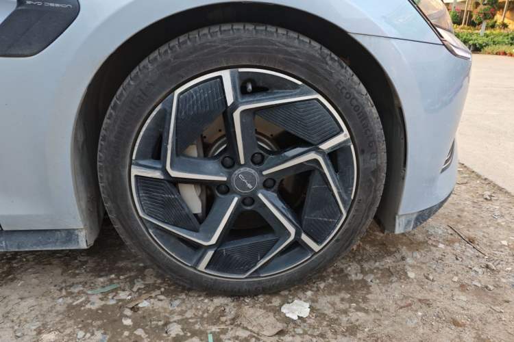 Used BYD Seal 2022 700 km Long-Range Rear-Wheel-Drive Version Right Front Wheel Hub