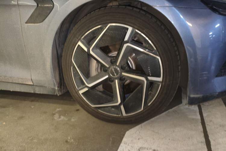 Used BYD Seal 2022 700 km Long-Range Rear-Wheel-Drive Version Right Front Wheel Hub