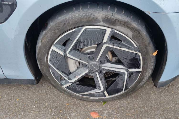 Used BYD Seal 2022 700 km Long-Range Rear-Wheel-Drive Version Right Front Wheel Hub