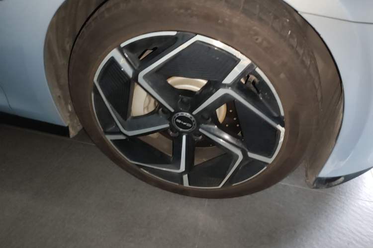 Used BYD Seal 2022 700 km Long-Range Rear-Wheel-Drive Version Right Front Wheel Hub