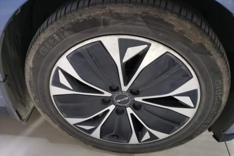 Used BYD Seal 2022 550 km Standard Range Rear-Wheel Drive Elite Version Right Front Wheel Hub