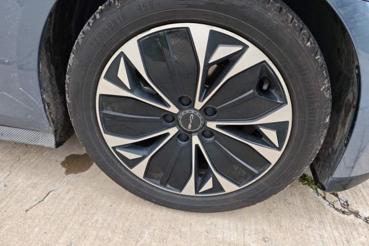 Used BYD Seal 2022 550 km Standard Range Rear-Wheel Drive Prestige Version Right Front Wheel Hub