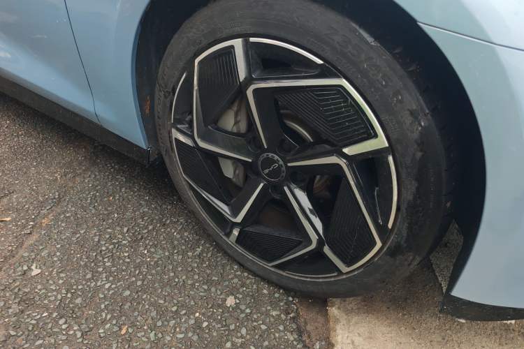 Used BYD Seal 2022 700 km Long-Range Rear-Wheel-Drive Version Right Front Wheel Hub