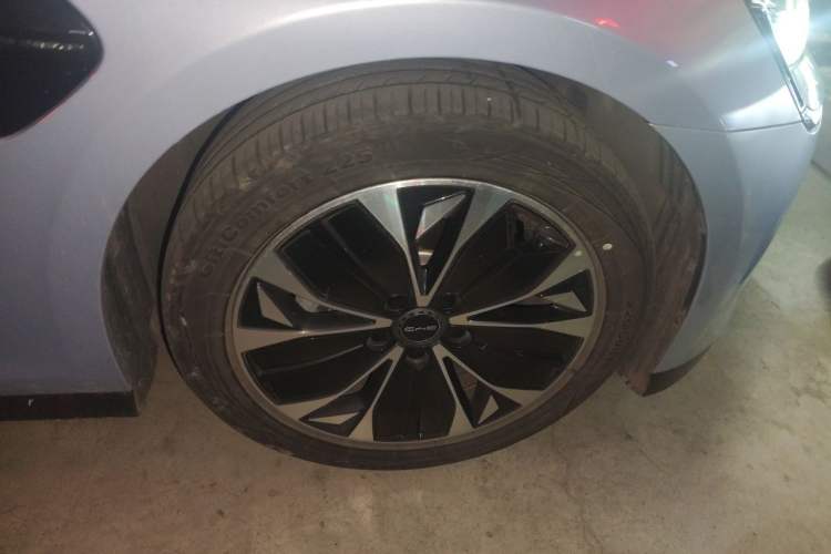 Used BYD Seal 2022 550 km Standard Range Rear-Wheel Drive Elite Version Right Front Wheel Hub