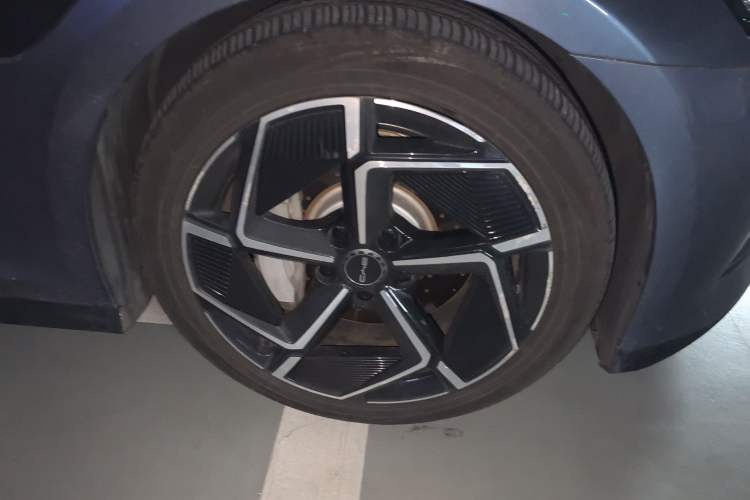 Used BYD Seal 2022 700 km Long-Range Rear-Wheel-Drive Version Right Front Wheel Hub