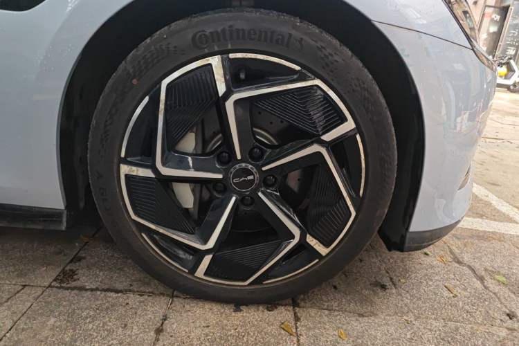 Used BYD Seal 2022 650 km All-Wheel-Drive Performance Version Right Front Wheel Hub