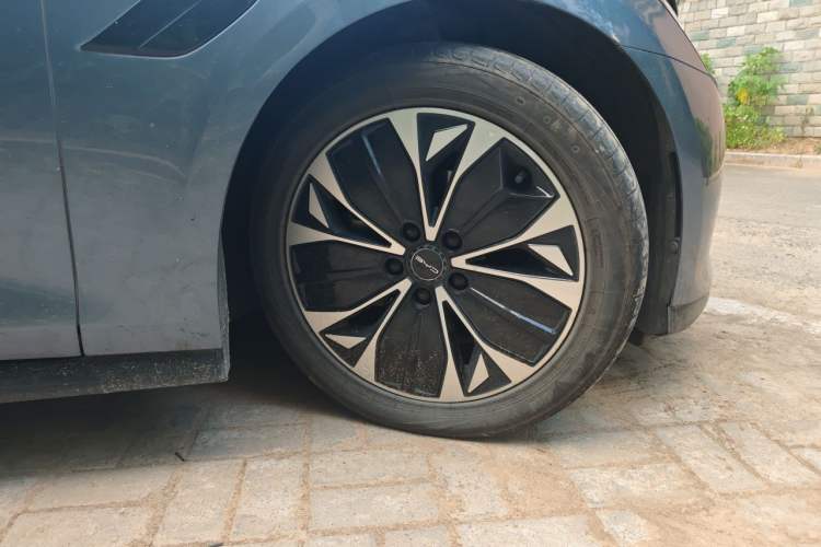 Used BYD Seal 2022 550 km Standard Range Rear-Wheel Drive Prestige Version Right Front Wheel Hub
