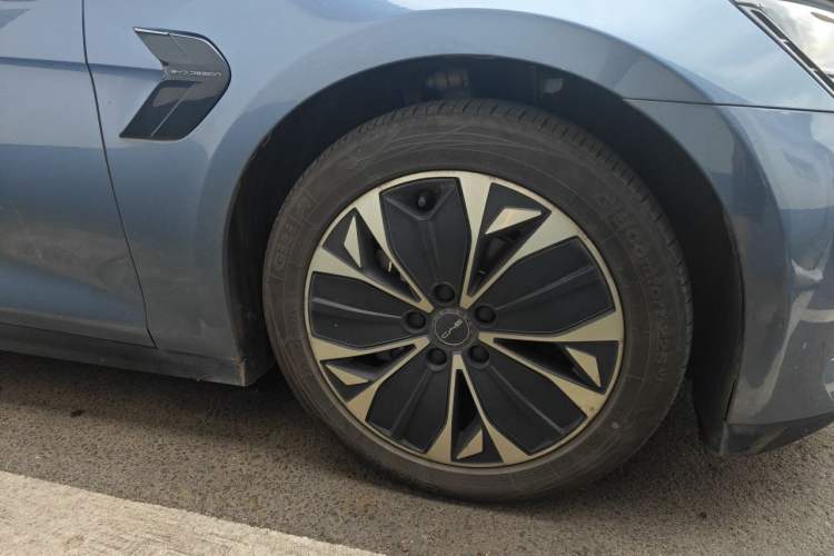 Used BYD Seal 2022 550 km Standard Range Rear-Wheel Drive Prestige Version Right Front Wheel Hub