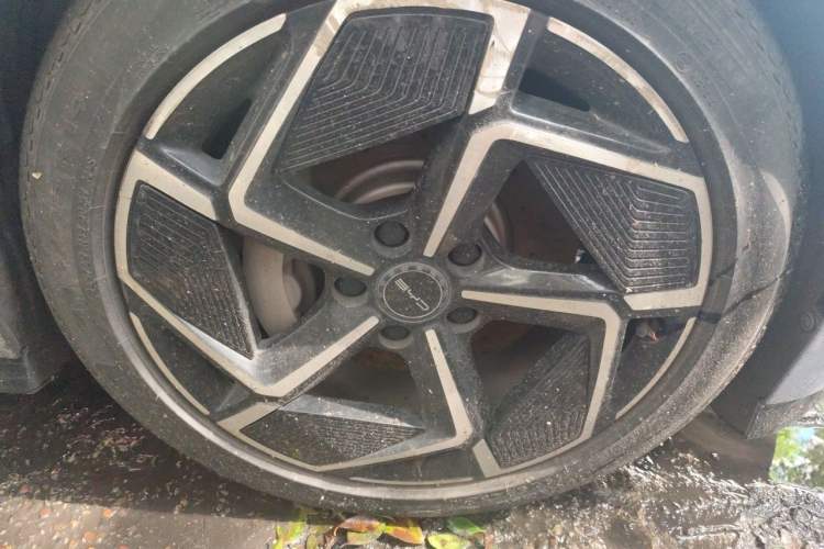 Used BYD Seal 2022 700 km Long-Range Rear-Wheel-Drive Version Right Front Wheel Hub