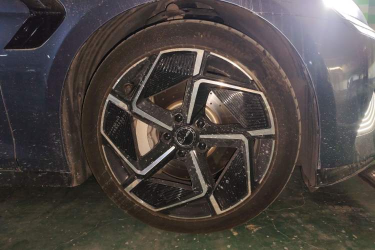 Used BYD Seal 2022 700 km Long-Range Rear-Wheel-Drive Version Right Front Wheel Hub
