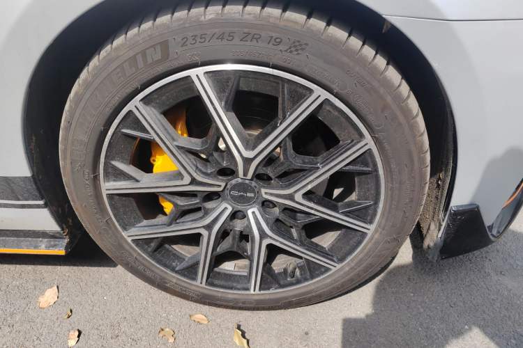 Used BYD Seal 2022 650 km All-Wheel-Drive Performance Version Right Front Wheel Hub