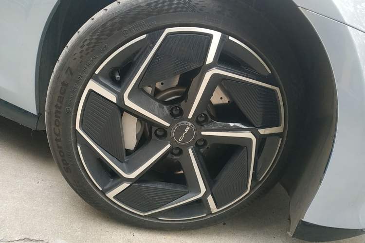 Used BYD Seal 2022 700 km Long-Range Rear-Wheel-Drive Version Right Front Wheel Hub
