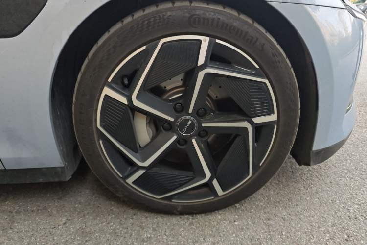 Used BYD Seal 2022 700 km Long-Range Rear-Wheel-Drive Version Right Front Wheel Hub