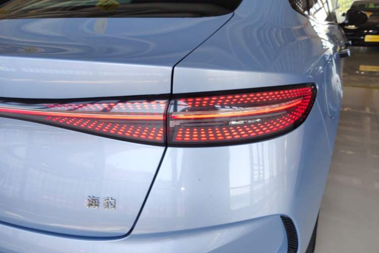 Used BYD Seal 2022 550 km Standard Range Rear-Wheel Drive Prestige Version Right Rear Taillight