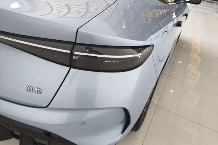 Used BYD Seal 2022 550 km Standard Range Rear-Wheel Drive Prestige Version Right Rear Taillight