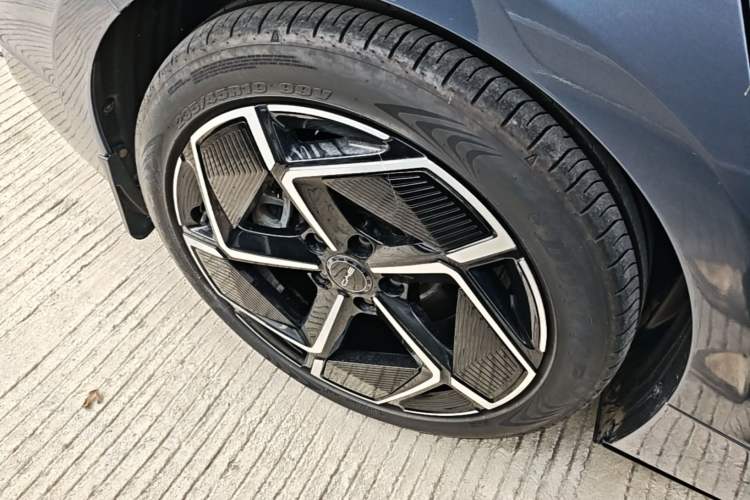 Used BYD Seal 2022 700 km Long-Range Rear-Wheel-Drive Version Right Rear Wheel Hub