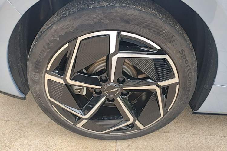 Used BYD Seal 2022 700 km Long-Range Rear-Wheel-Drive Version Right Rear Wheel Hub