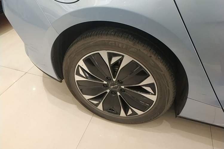 Used BYD Seal 2022 550 km Standard Range Rear-Wheel Drive Prestige Version Right Rear Wheel Hub