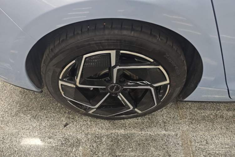Used BYD Seal 2022 700 km Long-Range Rear-Wheel-Drive Version Right Rear Wheel Hub