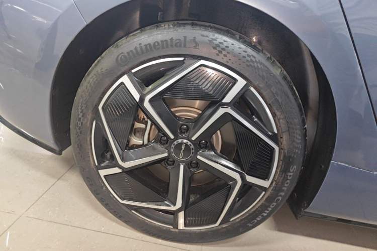 Used BYD Seal 2022 700 km Long-Range Rear-Wheel-Drive Version Right Rear Wheel Hub