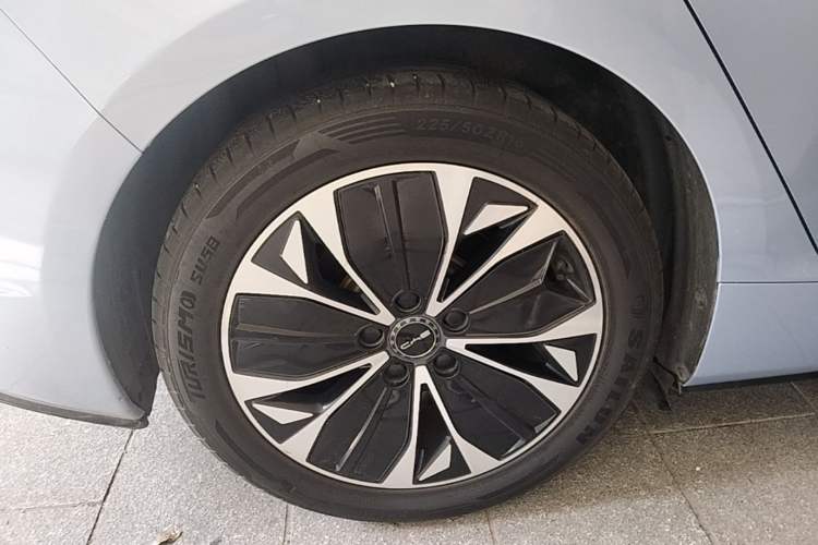 Used BYD Seal 2022 550 km Standard Range Rear-Wheel Drive Prestige Version Right Rear Wheel Hub