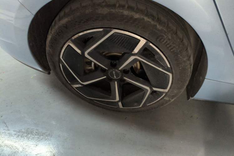 Used BYD Seal 2022 650 km All-Wheel-Drive Performance Version Right Rear Wheel Hub