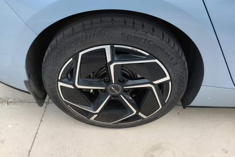Used BYD Seal 2022 650 km All-Wheel-Drive Performance Version Right Rear Wheel Hub
