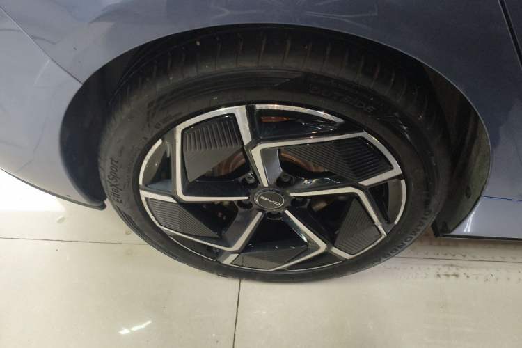 Used BYD Seal 2022 700 km Long-Range Rear-Wheel-Drive Version Right Rear Wheel Hub