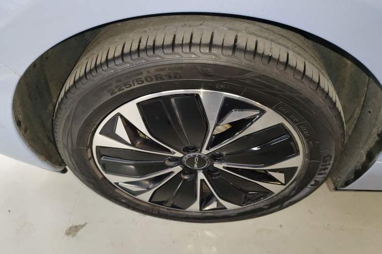 Used BYD Seal 2022 550 km Standard Range Rear-Wheel Drive Prestige Version Right Rear Wheel Hub