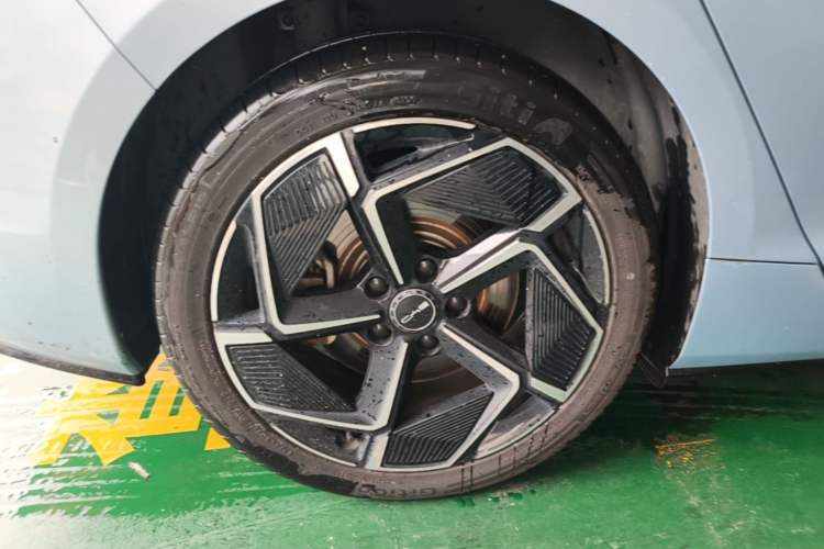 Used BYD Seal 2022 700 km Long-Range Rear-Wheel-Drive Version Right Rear Wheel Hub