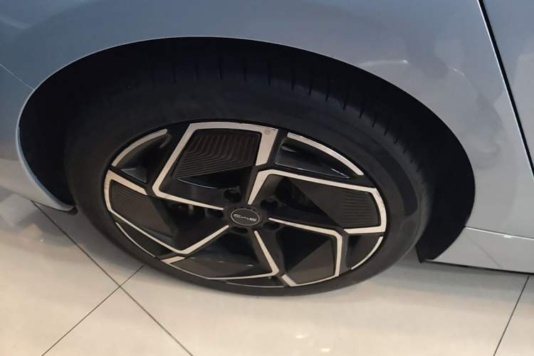 Used BYD Seal 2022 700 km Long-Range Rear-Wheel-Drive Version Right Rear Wheel Hub