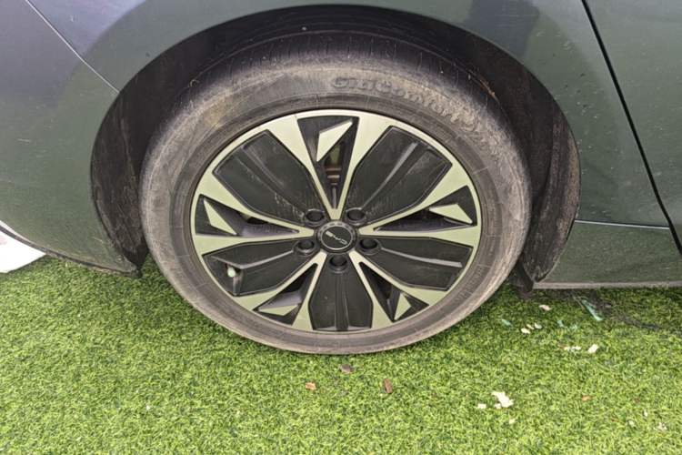 Used BYD Seal 2022 550 km Standard Range Rear-Wheel Drive Elite Version Right Rear Wheel Hub