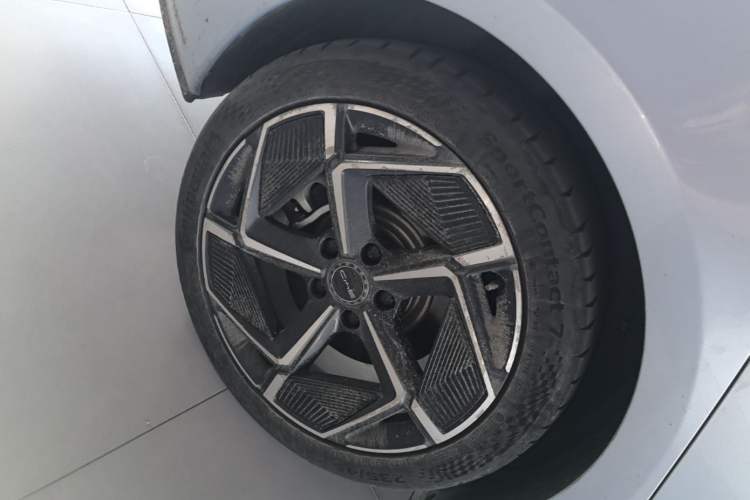 Used BYD Seal 2022 700 km Long-Range Rear-Wheel-Drive Version Right Rear Wheel Hub