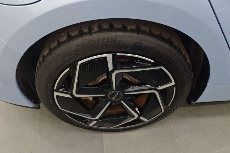 Used BYD Seal 2022 650 km All-Wheel-Drive Performance Version Right Rear Wheel Hub