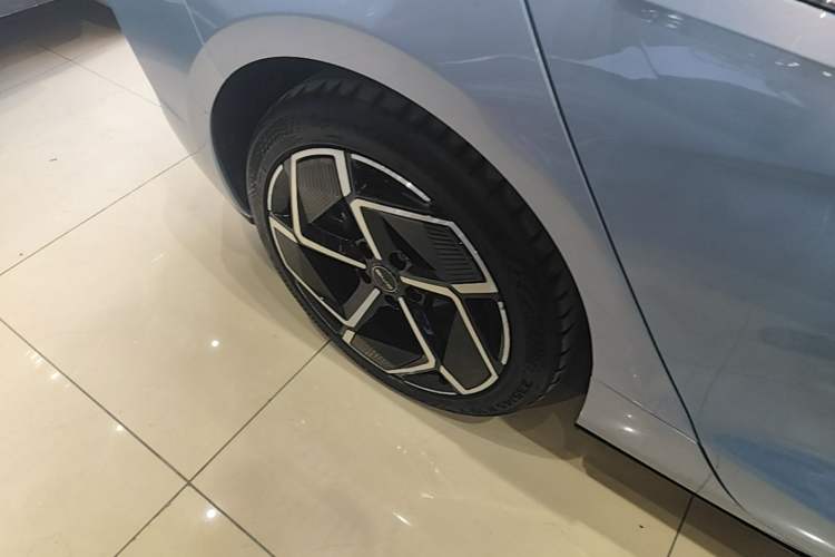 Used BYD Seal 2022 700 km Long-Range Rear-Wheel-Drive Version Right Rear Wheel Hub