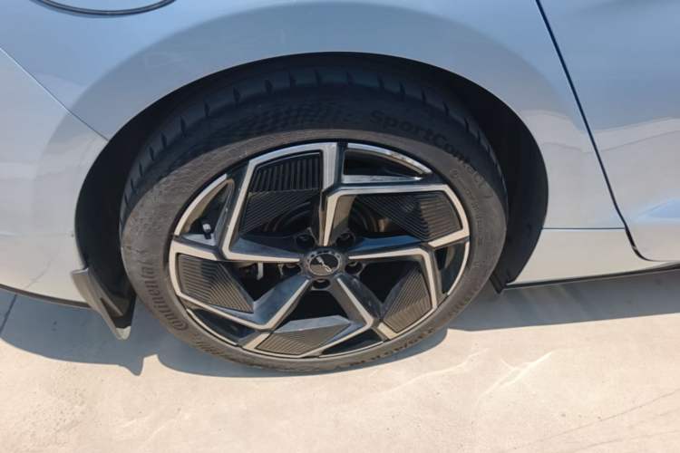 Used BYD Seal 2022 650 km All-Wheel-Drive Performance Version Right Rear Wheel Hub