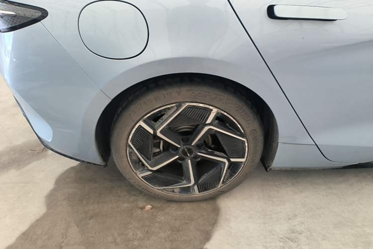 Used BYD Seal 2022 700 km Long-Range Rear-Wheel-Drive Version Right Rear Wheel Hub